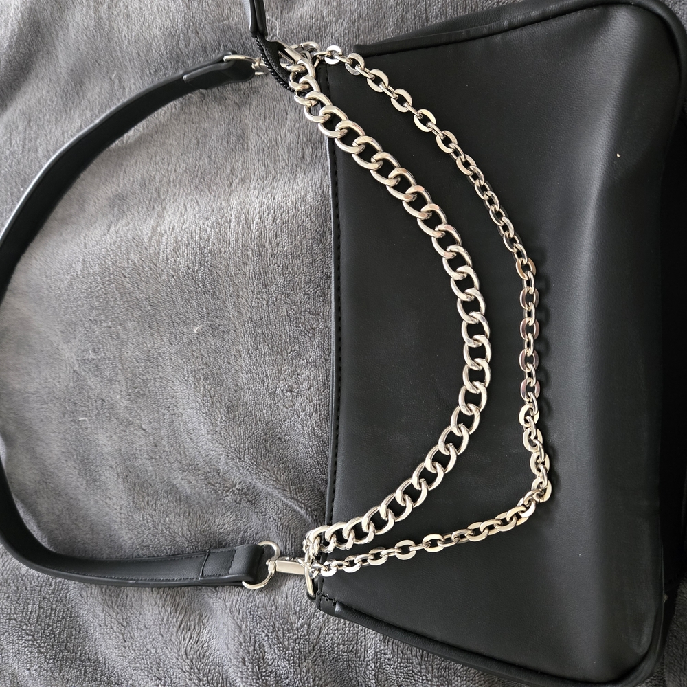 Sleek Black and Silver Shoulder Bag with Chain Accent